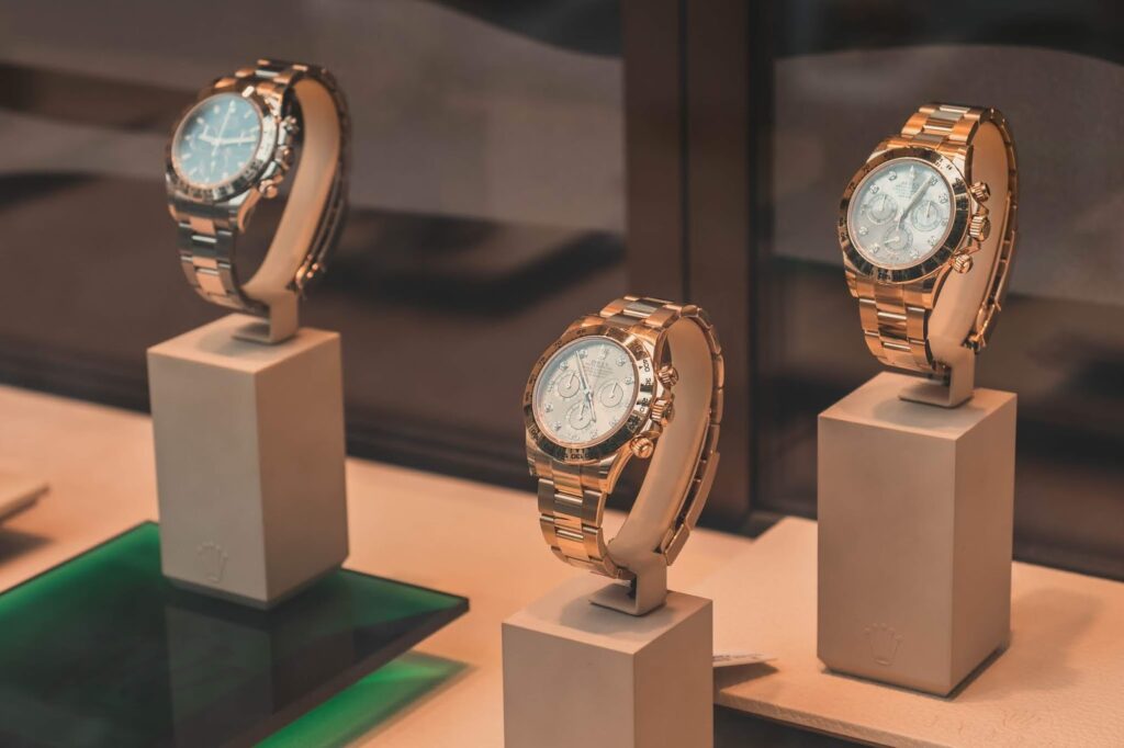 Know The Brands of Luxury Watches That Sell Well Online